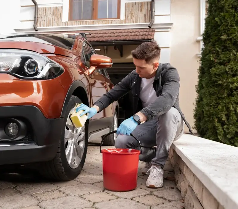 Lavage auto à domicile Château-la-Vallière : professionnel intervenant sur un véhicule